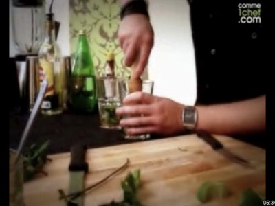 Comment réaliser un mojito classique ? Ce cours vidéo de cocktails vous propose d'apprendre les gestes pour préparer un authentique mojito.