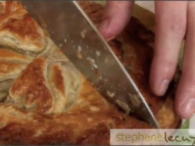 Comment préparer du lièvre façon pithiviers ? La vidéo présente la technique du gâteau feuilleté façon pithiviers, spécialité du Loiret avec une garniture au lièvre.