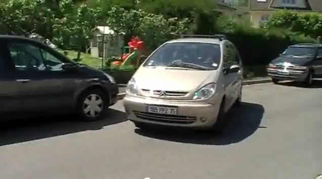 faire un créneau pour garer sa voiture