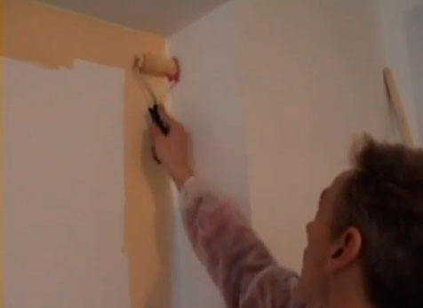 Peindre un angle de mur avec la peinture mur et plafond