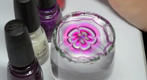 créer une manucure water marble sur un ongle naturel